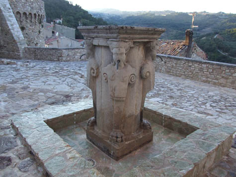 La Fontana dei Fauni nel castello di Civitacampomarano.