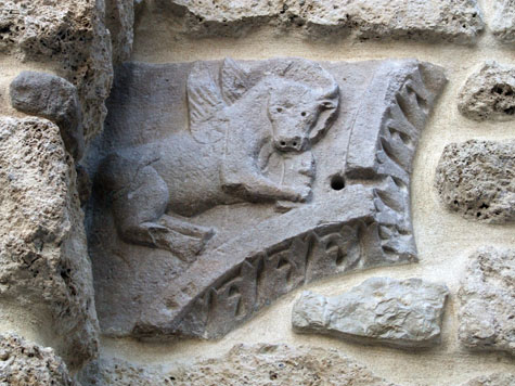 Alcuni frammenti angioini di uno scomparso pulpito di Scapoli