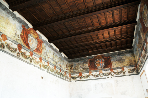 Un archibugiere a caccia di cervi nel fascione del salone dei Conti nel Castello di Venafro