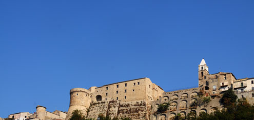 Non si può vedere, ma esiste. Il castello di Civitacampomarano