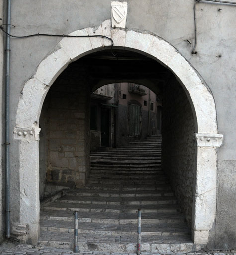 E’ di Bartolomeo di Capua, il grande giurista angioino, lo stemma sulla porta “da basso” di Sepino