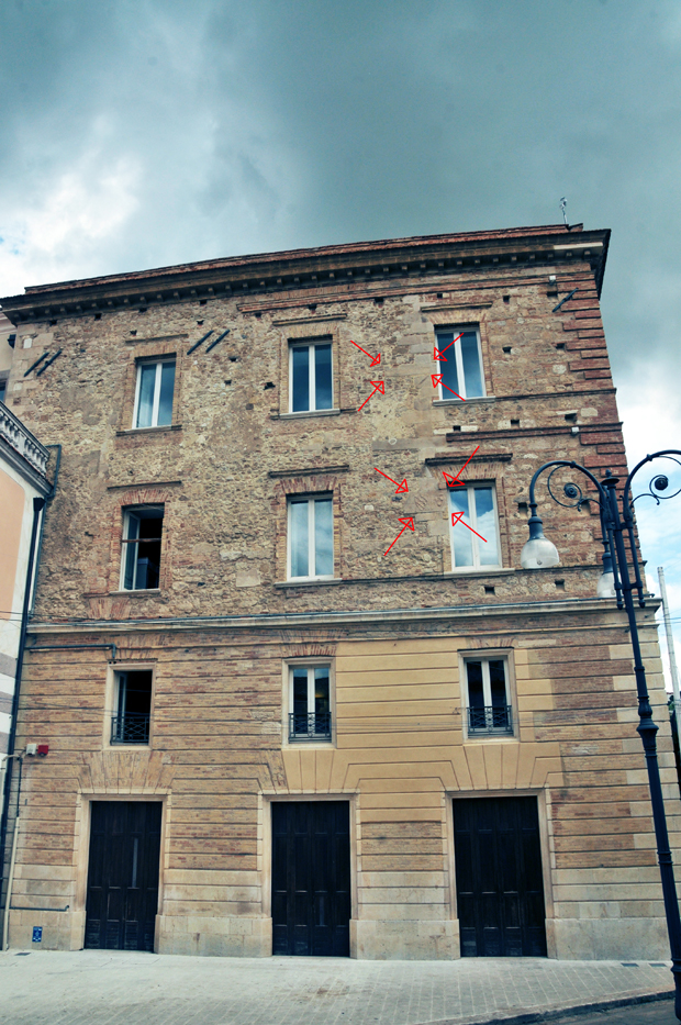 Due stemmi sconosciuti su una pietra di Larino. Molti la guardano, ma in pochi la vedono…