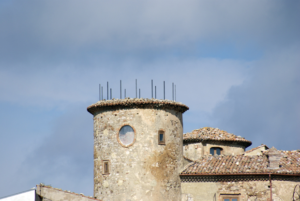 E anche a Torella la mania di mettere mano alle torri….