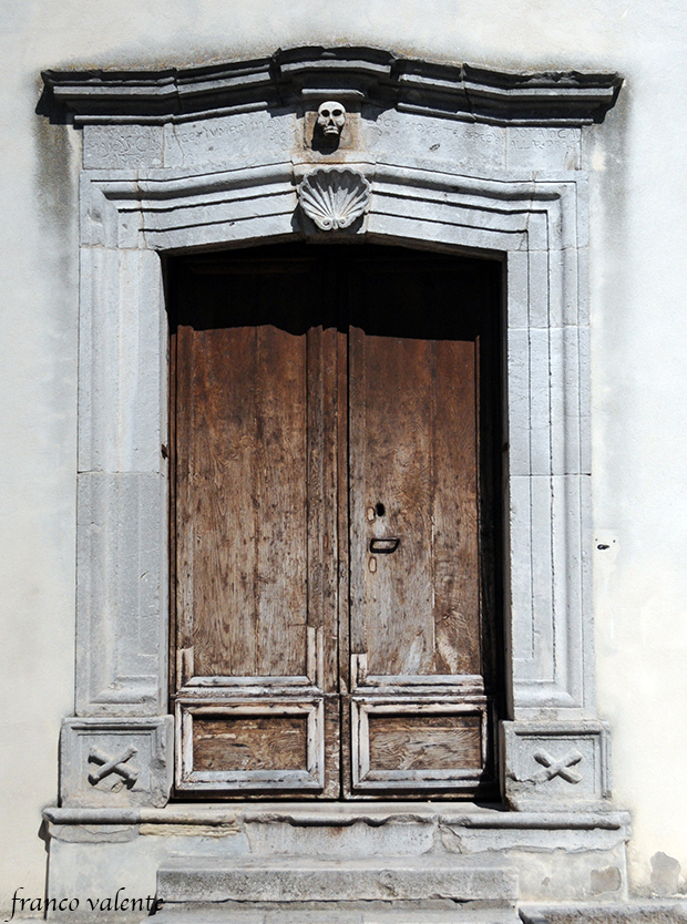 L’architrave della chiesa del Purgatorio a Colletorto ricorda che è incerto il luogo della morte.